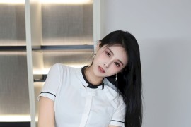 秀人网美女模特草莓mm白衬衫搭配黑色短裙性感写真