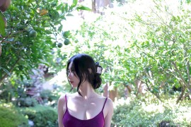 秀人网模特尹甜甜紫色吊带长裙性感身材济州岛旅拍
