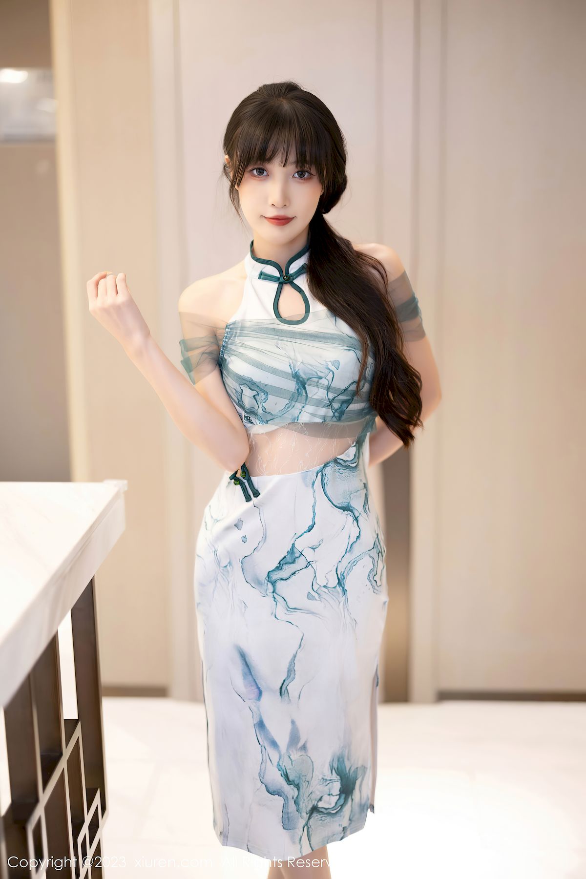 秀人网美女模特林星阑白色带图案旗袍服饰修长美腿写真  林星阑 秀人网 美女模特 高跟鞋 高开叉 第1张