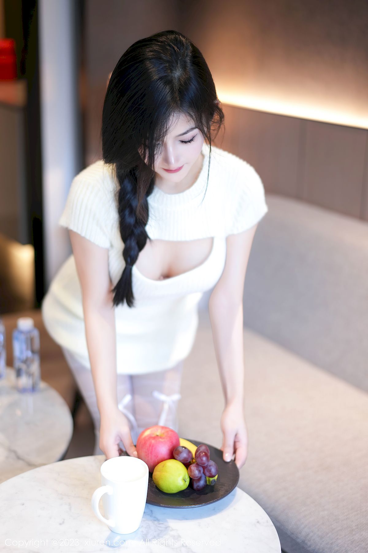 秀人网新人模特谭小灵连衣短裙搭配白色丝袜性感写真  谭小灵 秀人网 嫩模 白丝美腿 连衣裙 第2张