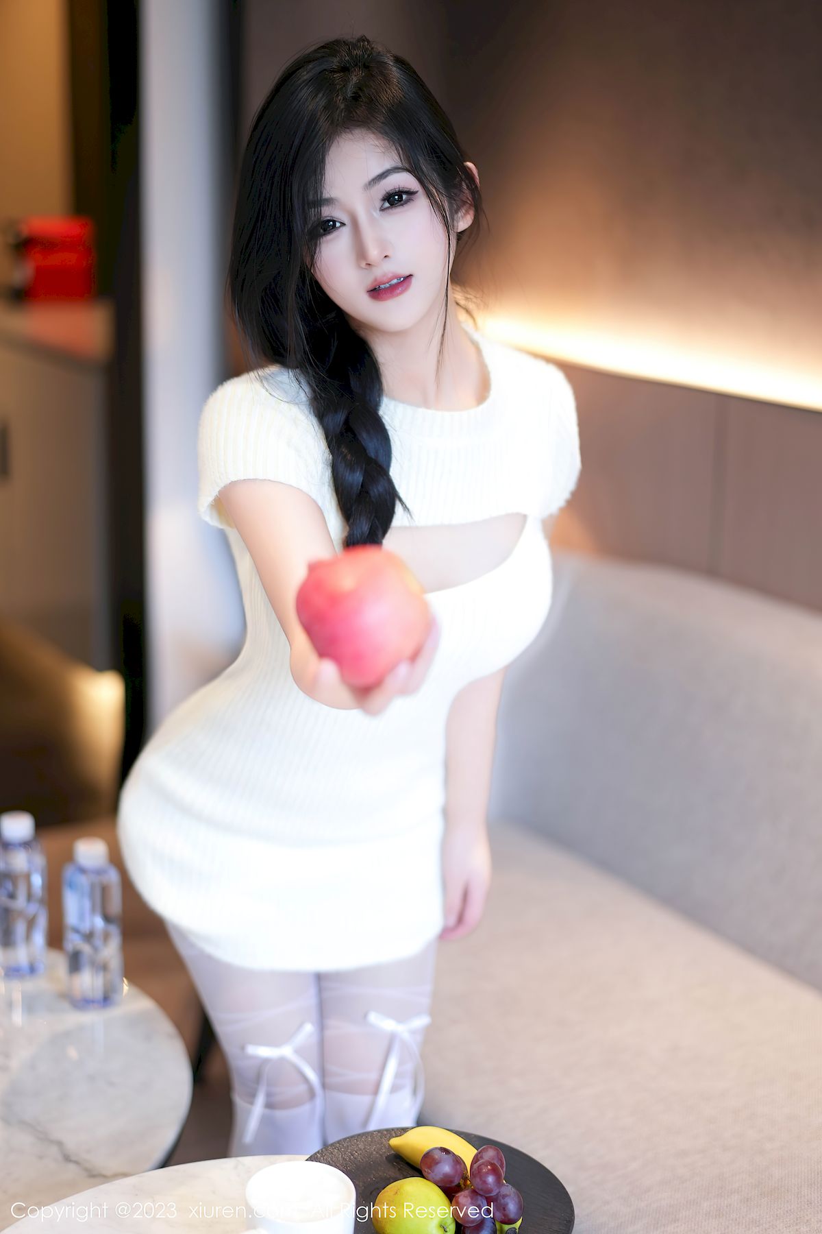 秀人网新人模特谭小灵连衣短裙搭配白色丝袜性感写真  谭小灵 秀人网 嫩模 白丝美腿 连衣裙 第3张