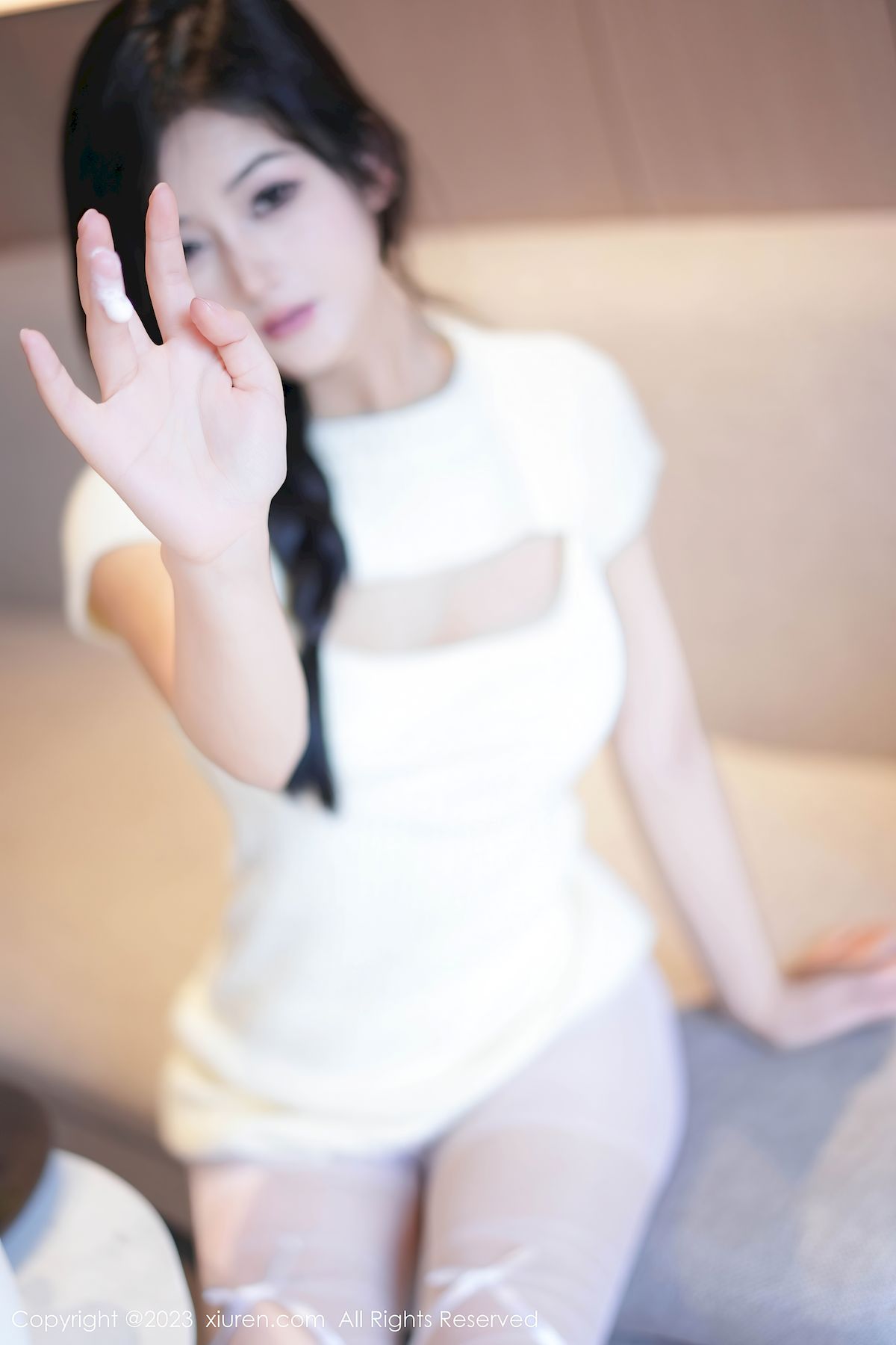 秀人网新人模特谭小灵连衣短裙搭配白色丝袜性感写真  谭小灵 秀人网 嫩模 白丝美腿 连衣裙 第11张