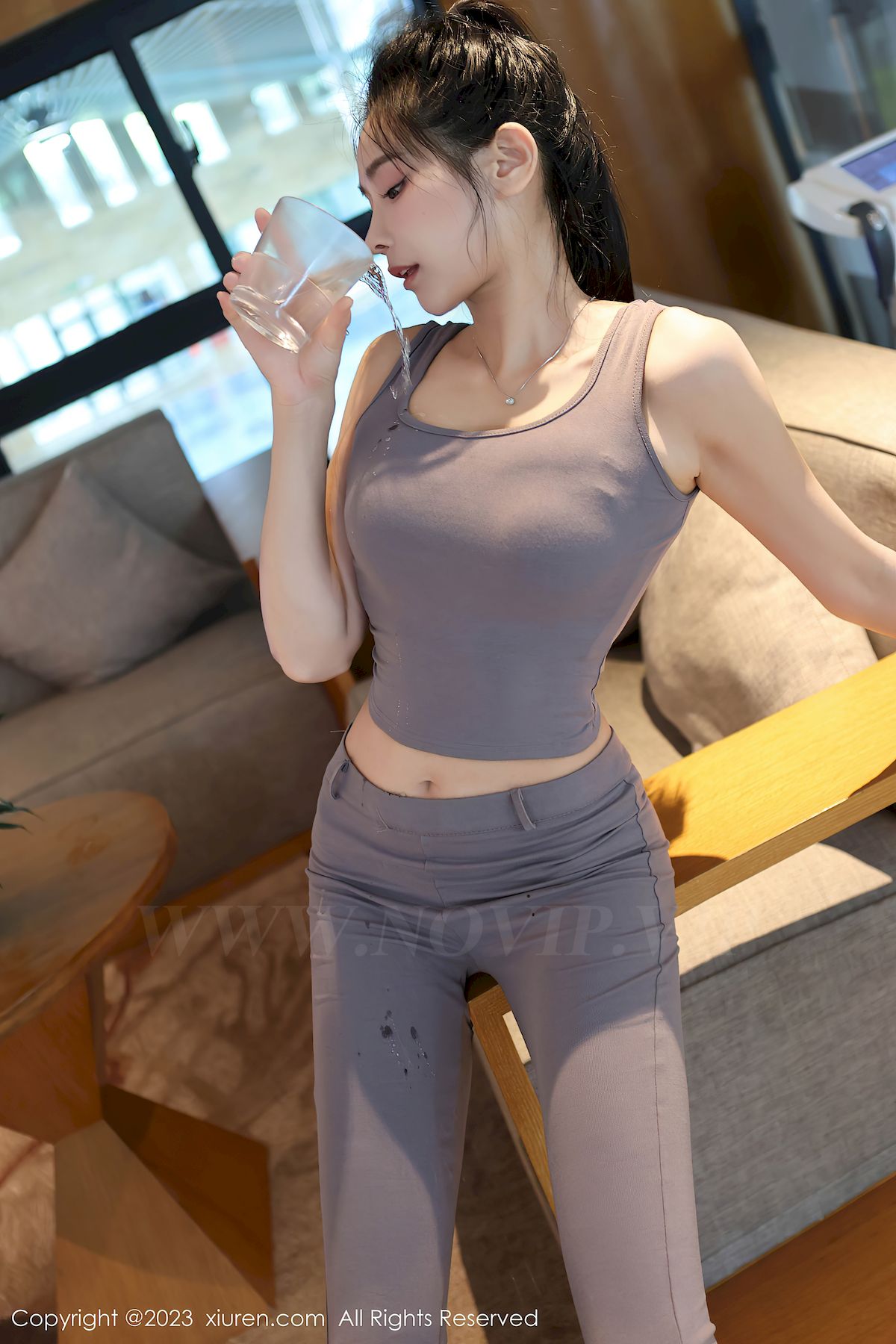 秀人网模特草莓mm灰色运动服饰健身场所性感写真  草莓mm 秀人网 美女模特 第10张