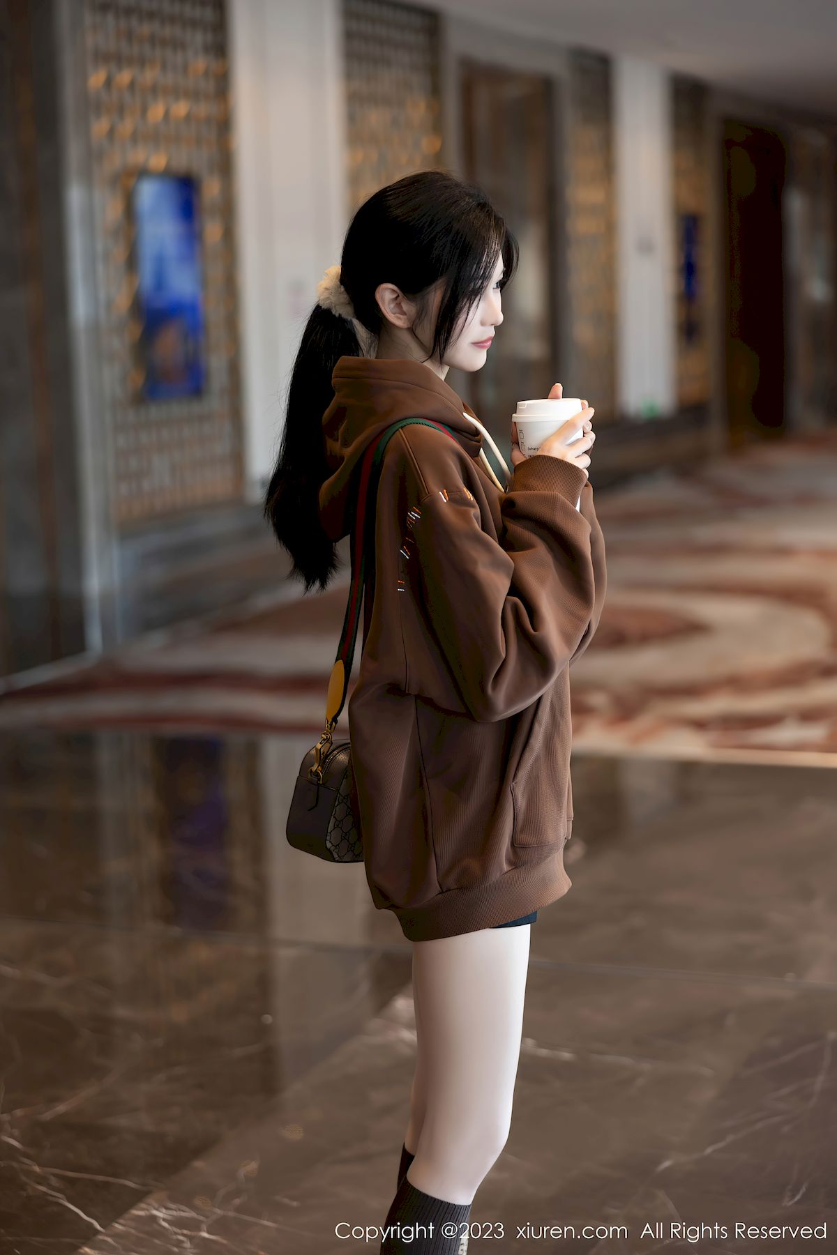 秀人网模特程程程-咖啡色卫衣搭配原色丝袜性感写真  程程程 秀人网 美女模特 丝袜美腿 第1张