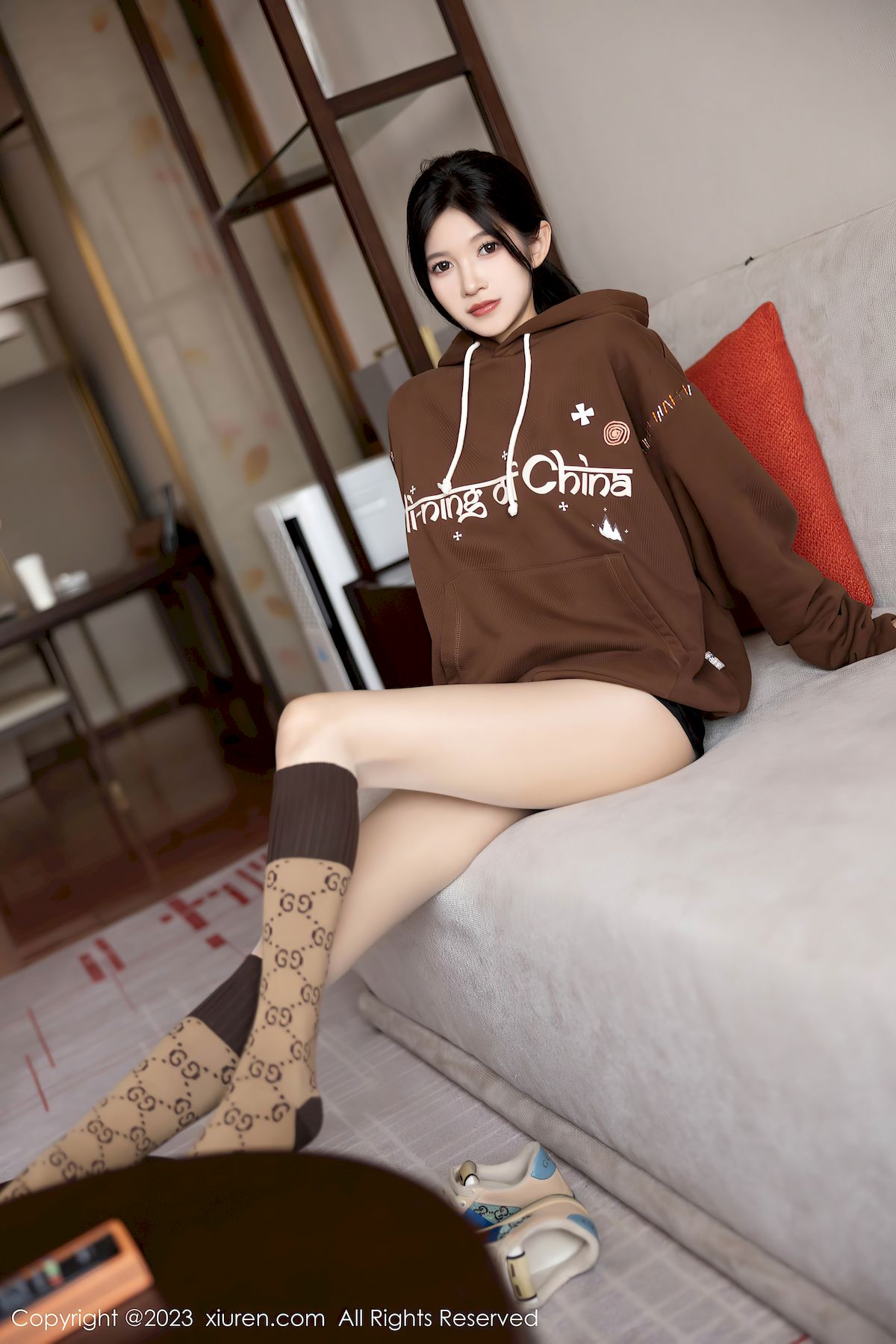 秀人网模特程程程-咖啡色卫衣搭配原色丝袜性感写真  程程程 秀人网 美女模特 丝袜美腿 第21张