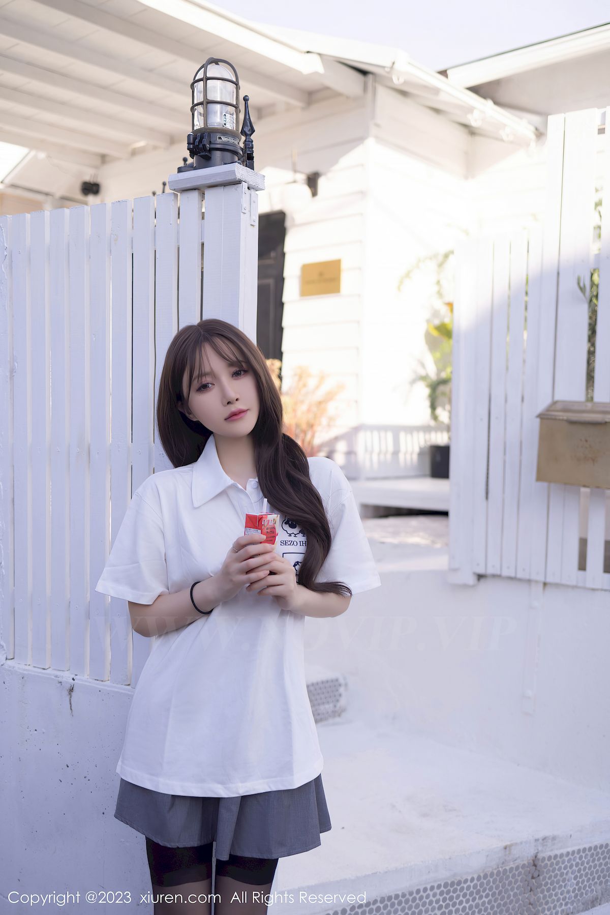 秀人网美女模特鱼子酱Fish白衬衫搭配灰色短裙日本旅拍  鱼子酱Fish 秀人网 美女模特 黑丝美腿 第1张