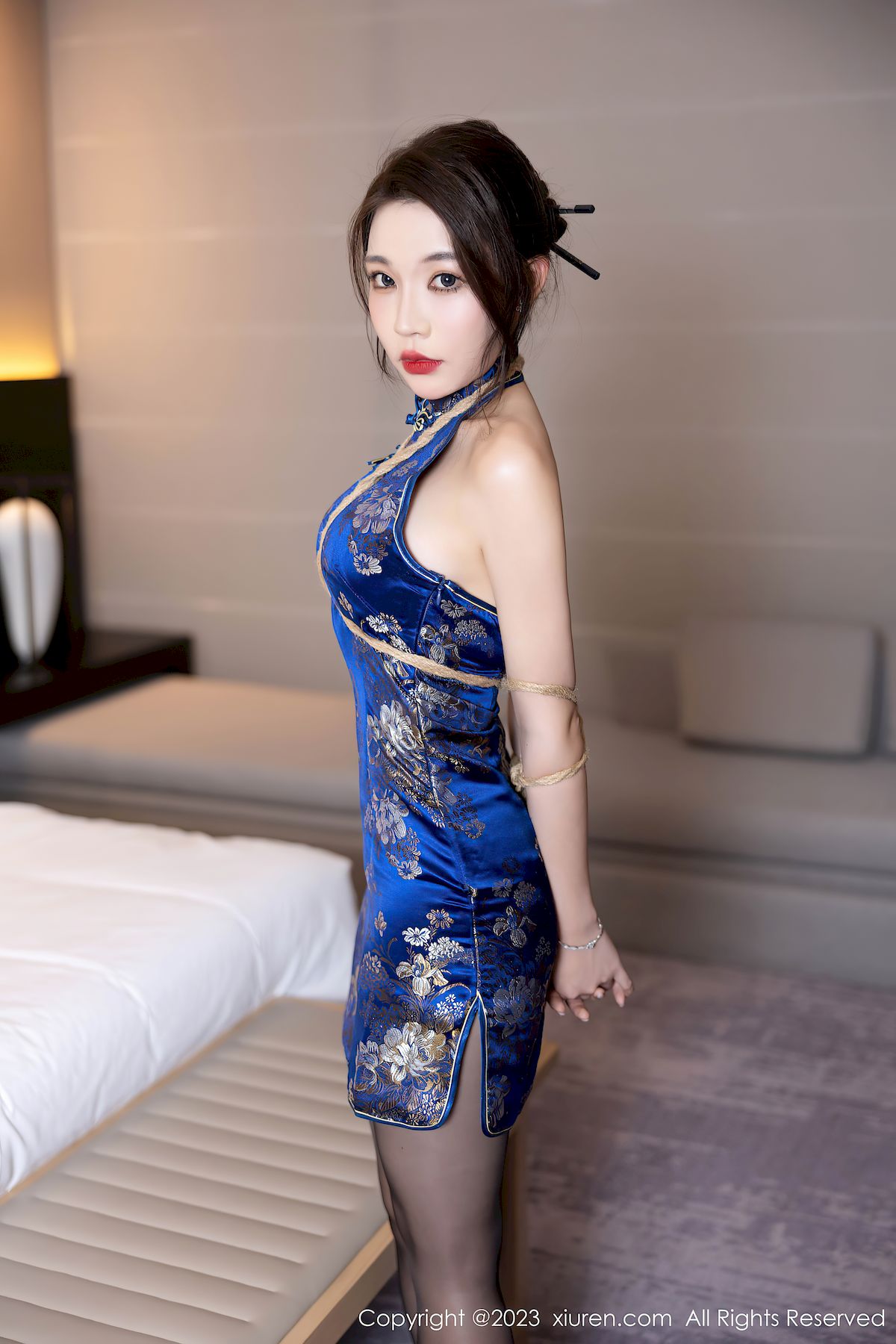 秀人网性感女神徐莉芝Booty蓝色旗袍搭配黑丝安吉旅拍  徐莉芝Booty 秀人网 性感女神 旗袍美女 第27张