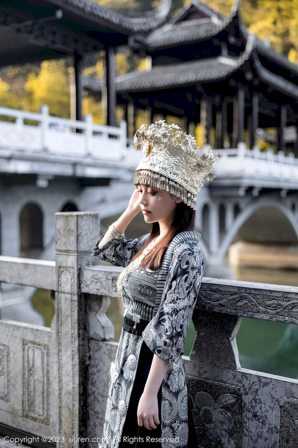 秀人网美女模特豆瓣酱异域风情银饰苗族服饰性感写真  豆瓣酱 秀人网 美女模特 异域风情 第8张