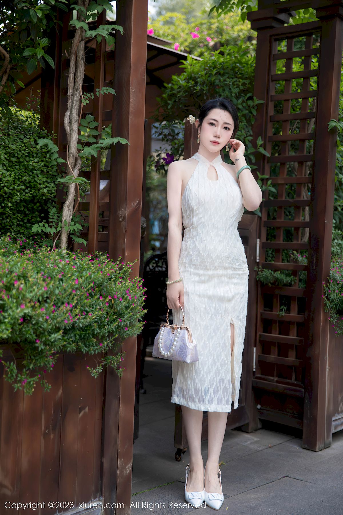秀人网美女模特严利娅Yuliya白色露肩旗袍服饰性感写真  严利娅Yuliya 秀人网 美女模特 露肩 第26张