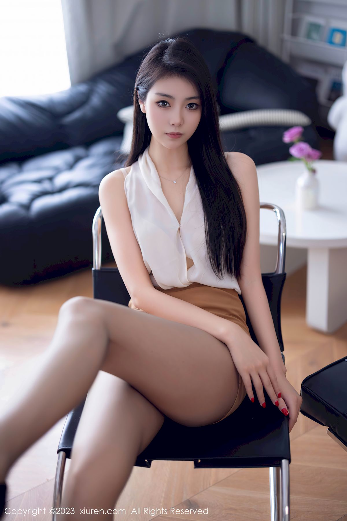 秀人网美女模特可乐Vicky白色上衣搭配杏色短裙性感写真  可乐Vicky 秀人网 美女模特 黑丝美腿 第10张