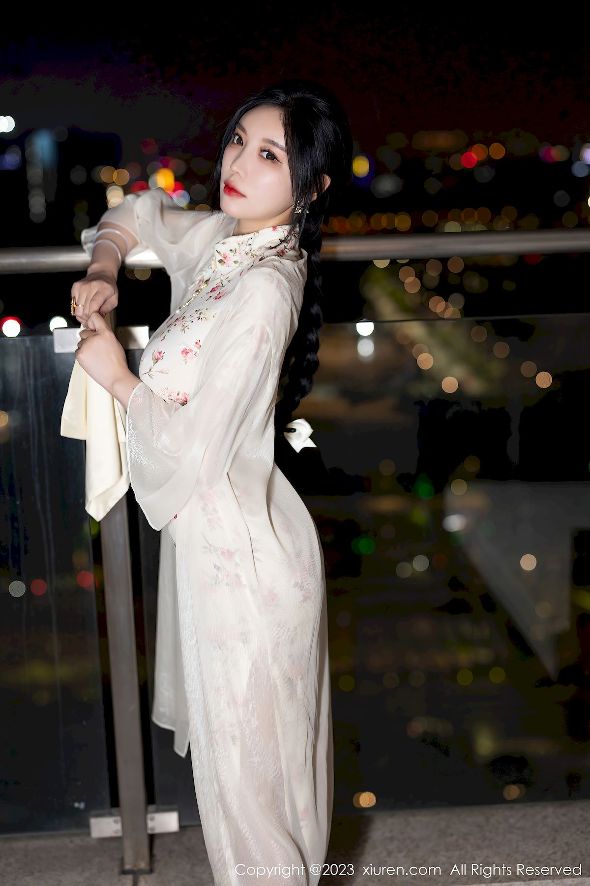 秀人网性感女神杨晨晨Yome米色旗袍搭配原色丝袜浙江旅拍  杨晨晨 秀人网 性感女神 丝袜美腿 第4张