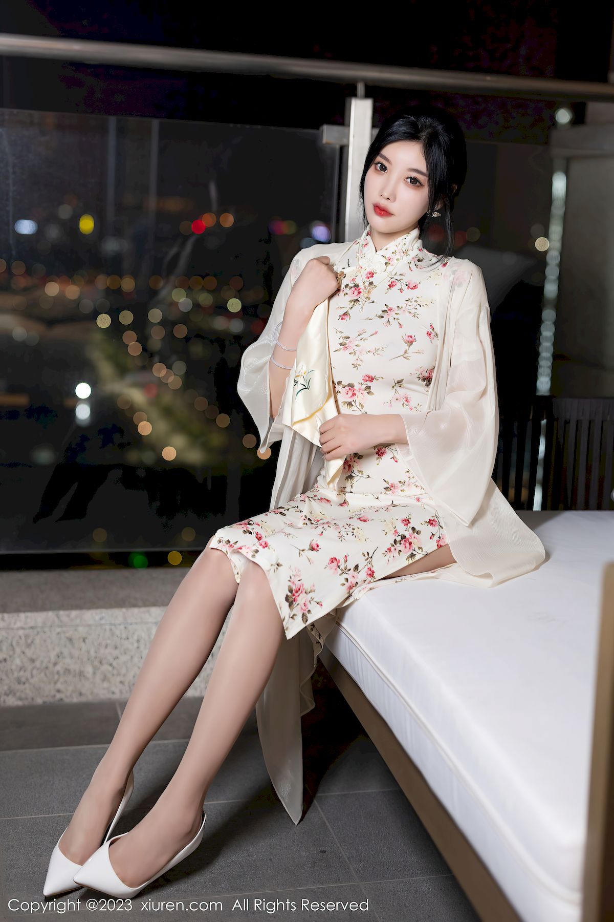 秀人网性感女神杨晨晨Yome米色旗袍搭配原色丝袜浙江旅拍  杨晨晨 秀人网 性感女神 丝袜美腿 第6张