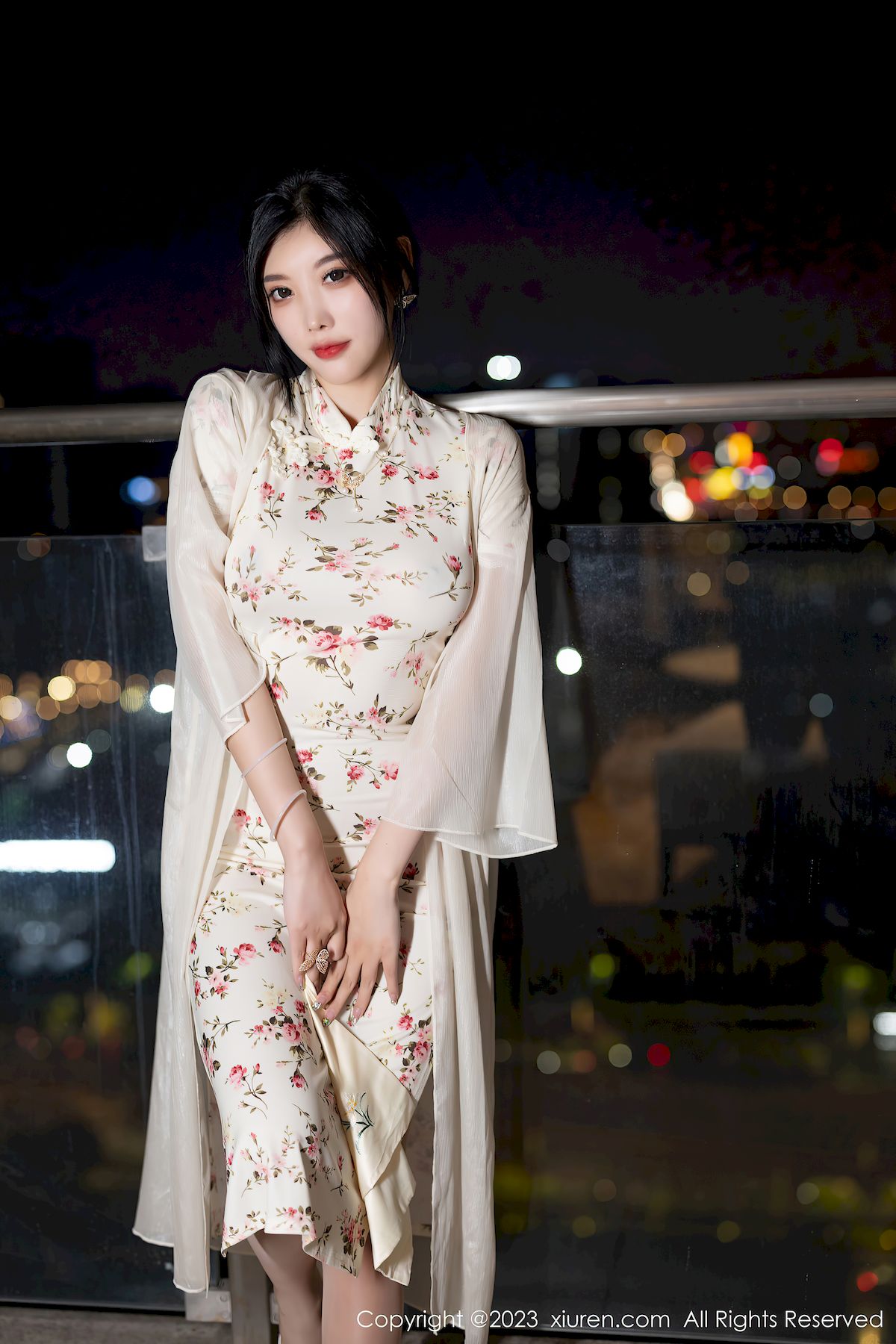 秀人网性感女神杨晨晨Yome米色旗袍搭配原色丝袜浙江旅拍  杨晨晨 秀人网 性感女神 丝袜美腿 第5张