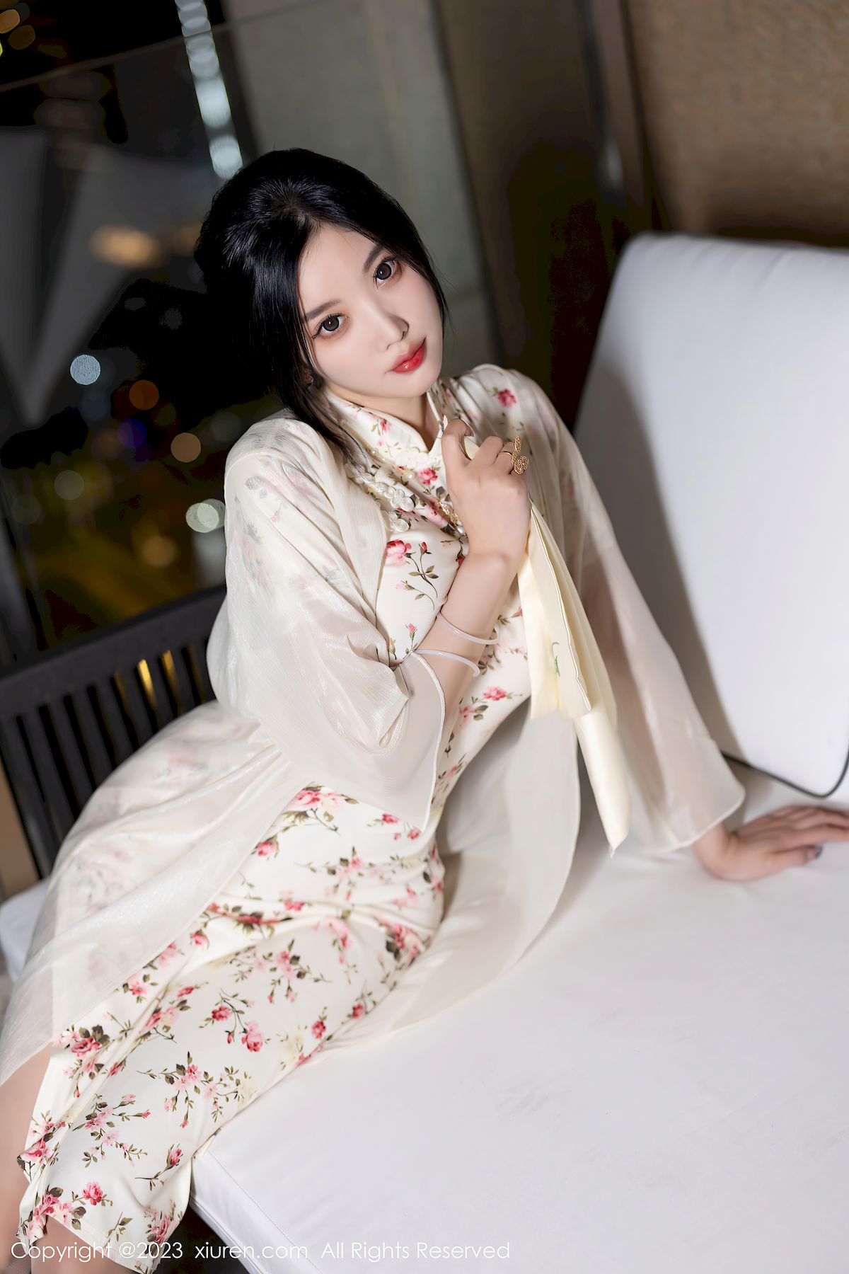 秀人网性感女神杨晨晨Yome米色旗袍搭配原色丝袜浙江旅拍  杨晨晨 秀人网 性感女神 丝袜美腿 第8张