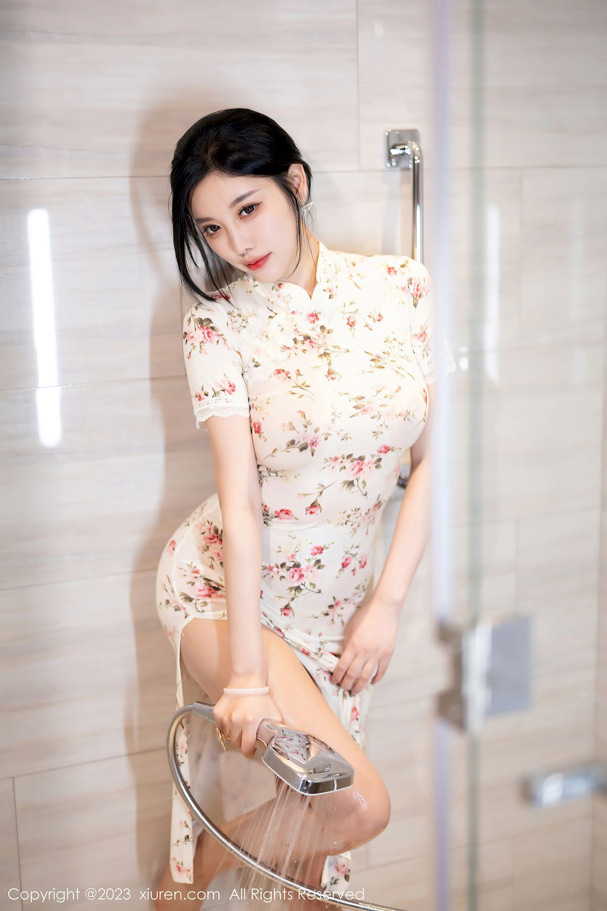 秀人网性感女神杨晨晨Yome米色旗袍搭配原色丝袜浙江旅拍  杨晨晨 秀人网 性感女神 丝袜美腿 第16张