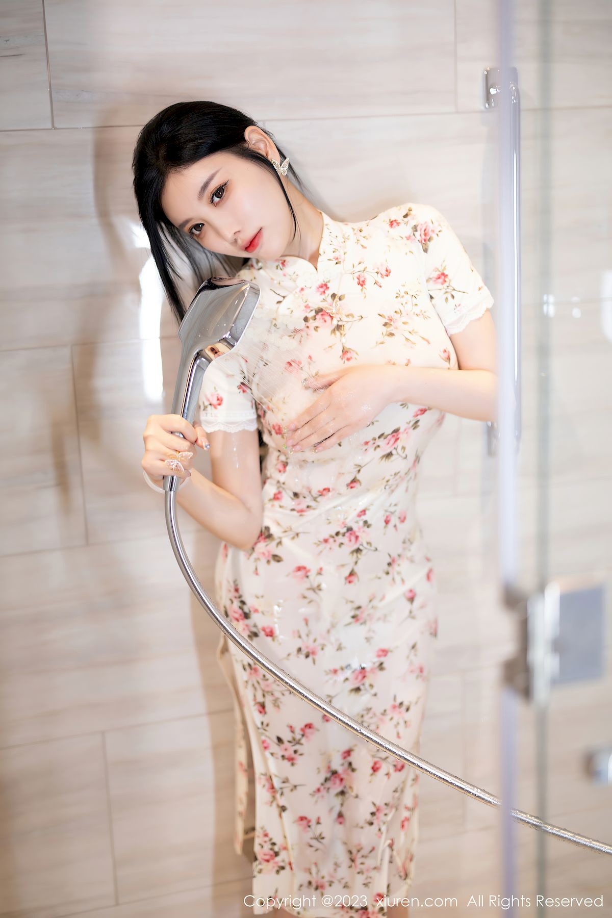 秀人网性感女神杨晨晨Yome米色旗袍搭配原色丝袜浙江旅拍  杨晨晨 秀人网 性感女神 丝袜美腿 第17张