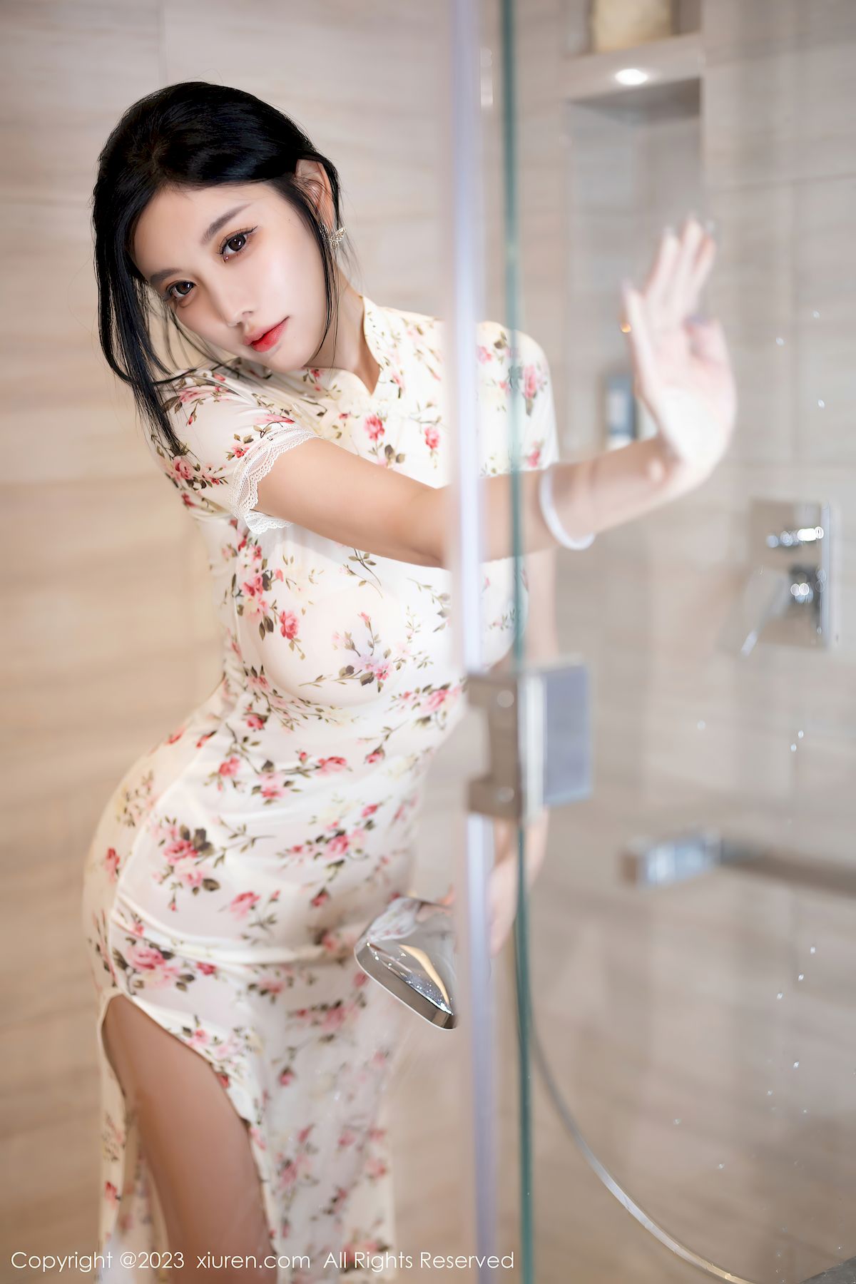 秀人网性感女神杨晨晨Yome米色旗袍搭配原色丝袜浙江旅拍  杨晨晨 秀人网 性感女神 丝袜美腿 第19张